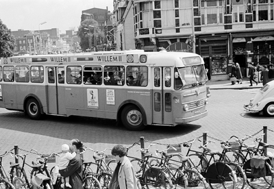 831165 Afbeelding van een autobus op lijn 3 op de hoek van Leidseweg en het Stationsplein te Utrecht.